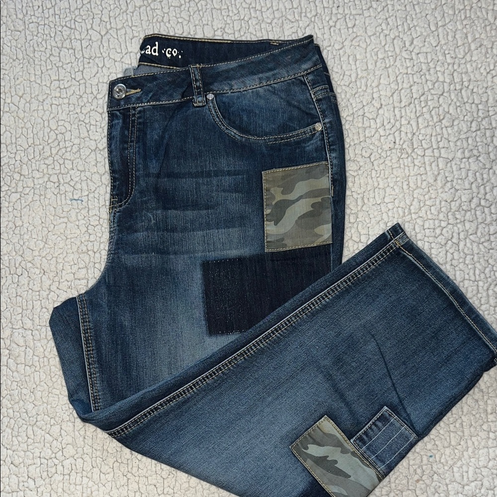 Stylish Women's Cropped Jeans in Dark Blue with Camo Accents